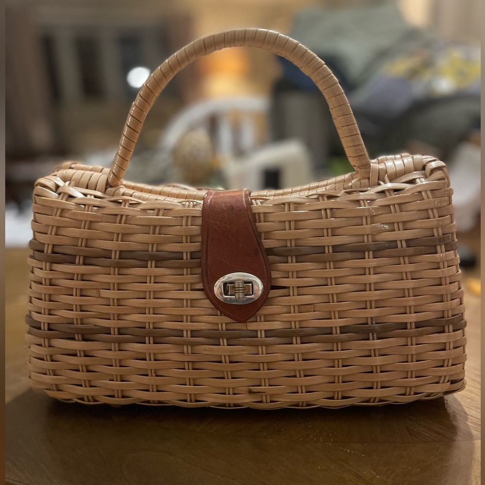 Vintage Basket Weave Clamshell Purse-1960s